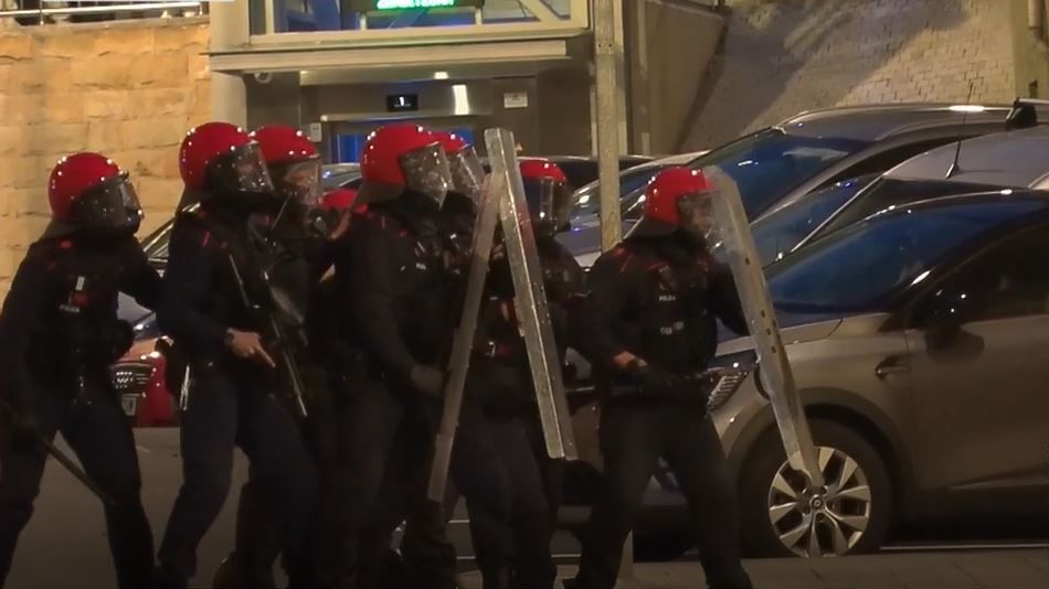 Batalla campal contra un desalojo en Bilbao