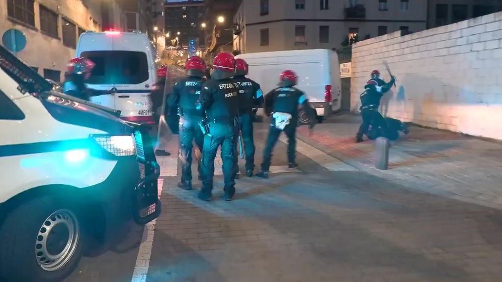 Batalla campal en el desalojo violento de un centro social okupado en Bilbao