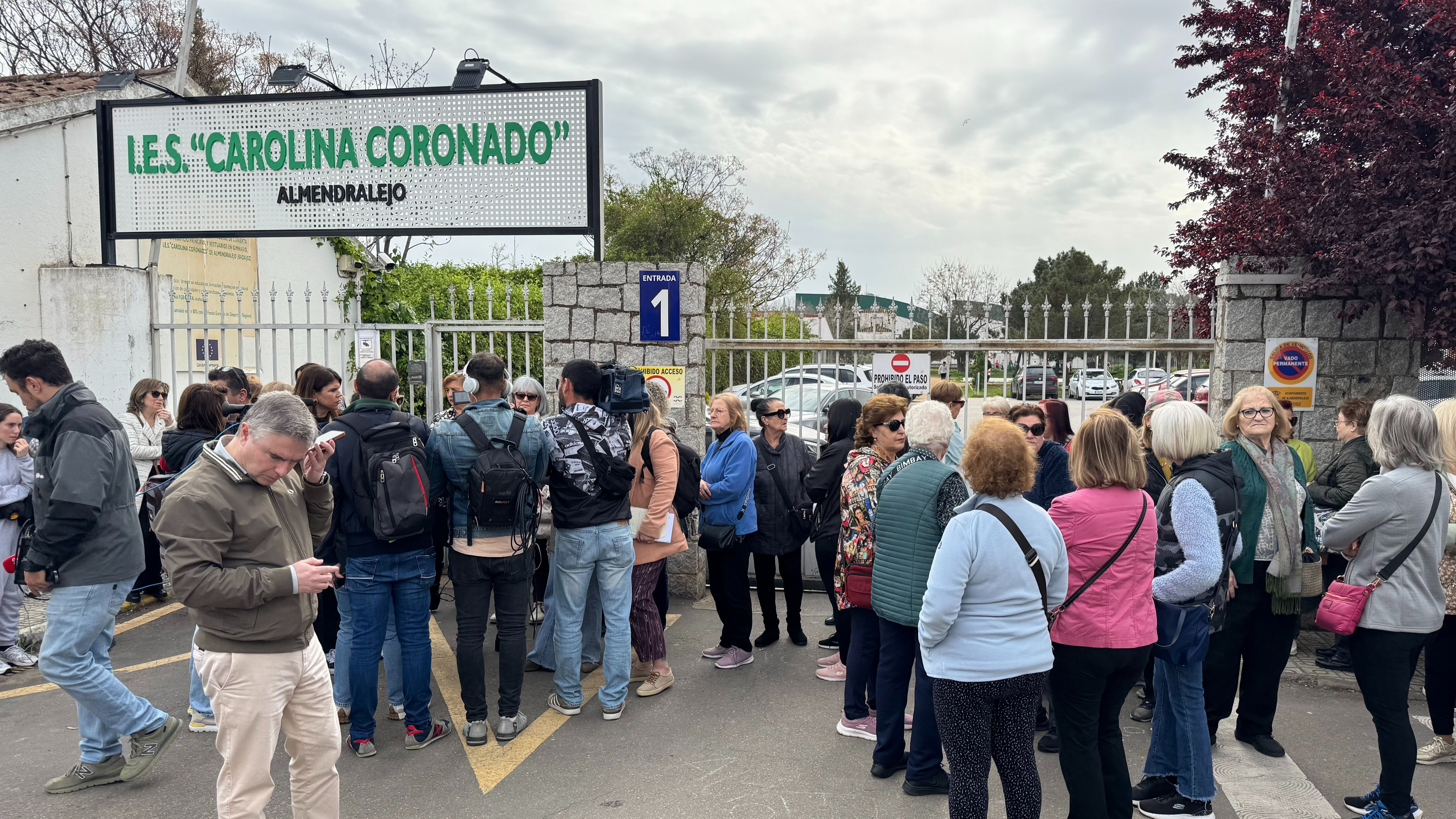 Concentración a las puertas del instituto de Almendralejo donde cursan los menores acusados de agresión sexual y física a un compañero
