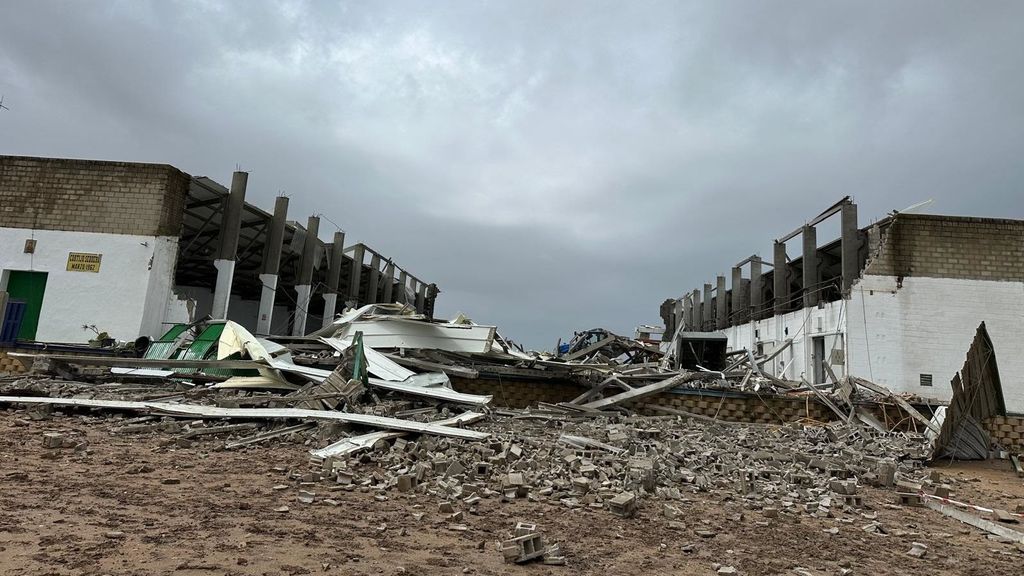 Tres fallecidos en Coria tras derrumbarse una nave por culpa de un tornado