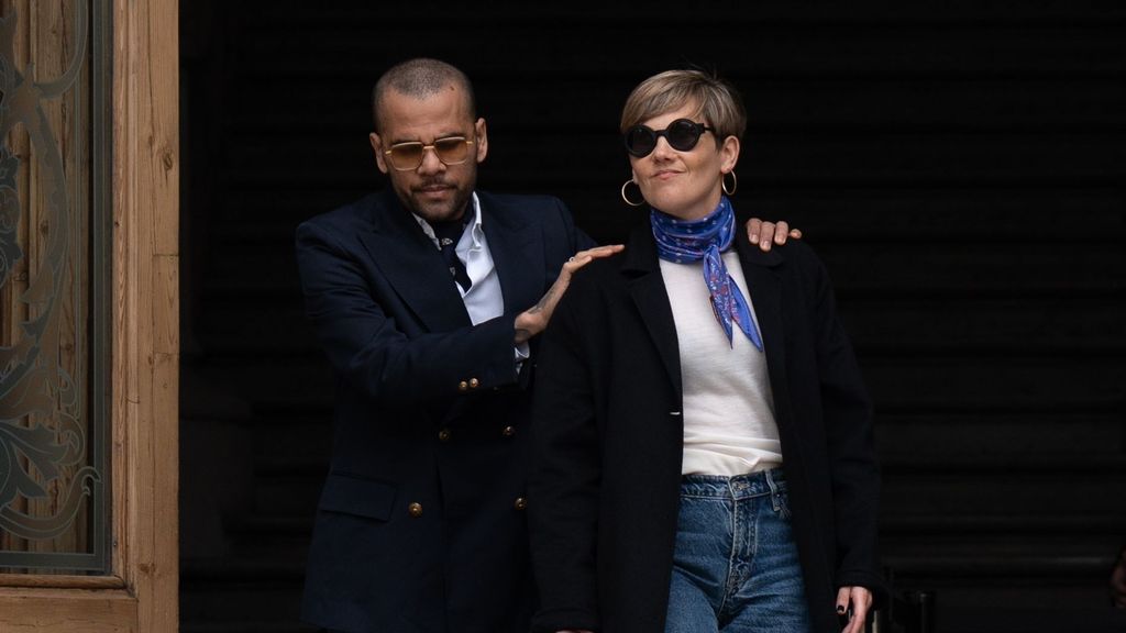 El exfutbolista Dani Alves y su abogada, Inés Guardiola, a su salida del Palacio de Justicia.