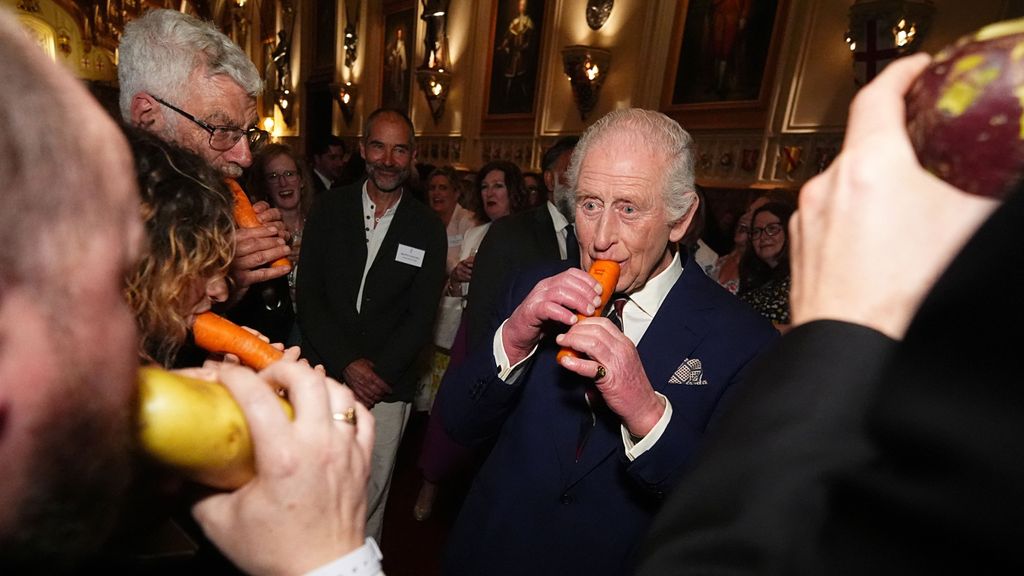 El rey Carlos III de Inglaterra tocando la flauta de zanahoria junto a la London Vegetable Orchestra (LVO)