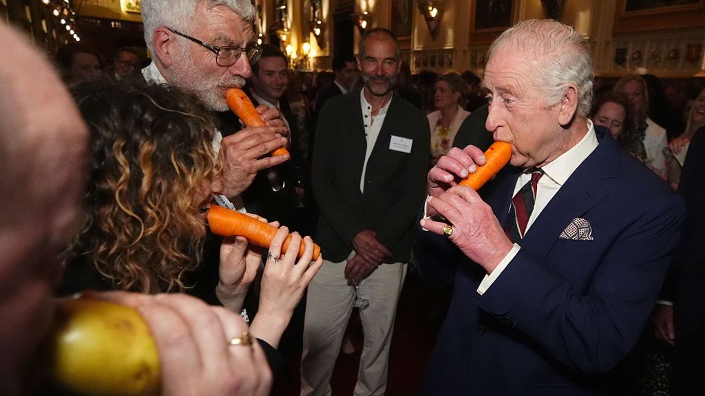El rey Carlos III de Inglaterra tocando 'Twinkle, Twinkle, Little Star' a la flauta de zanahoria