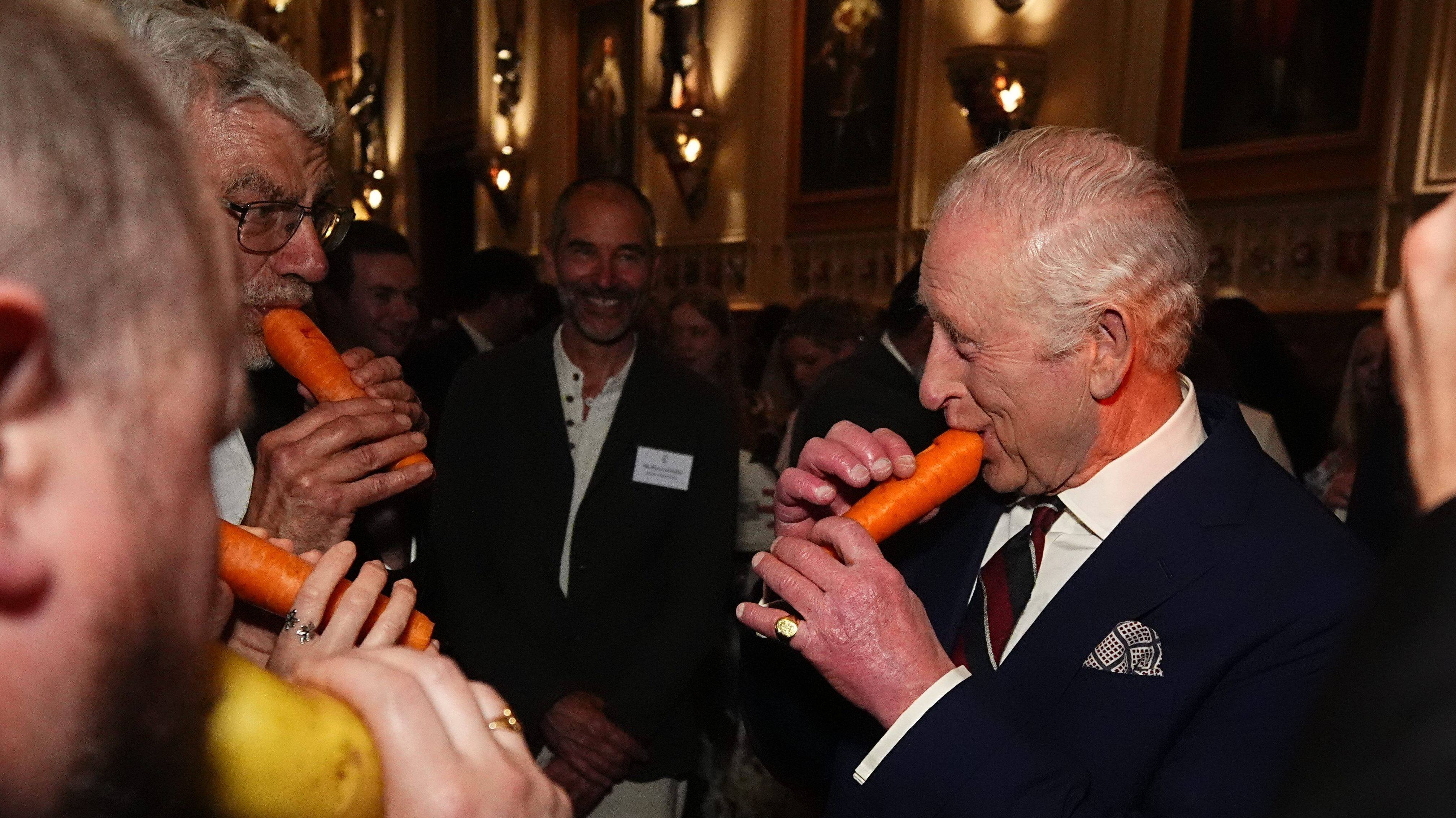 El rey Carlos III tocando la flauta-zanahoria.
