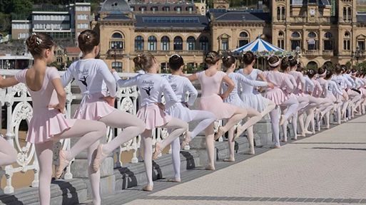 En total, participan 1476 alumnas y alumnos de 26 escuelas de danza.