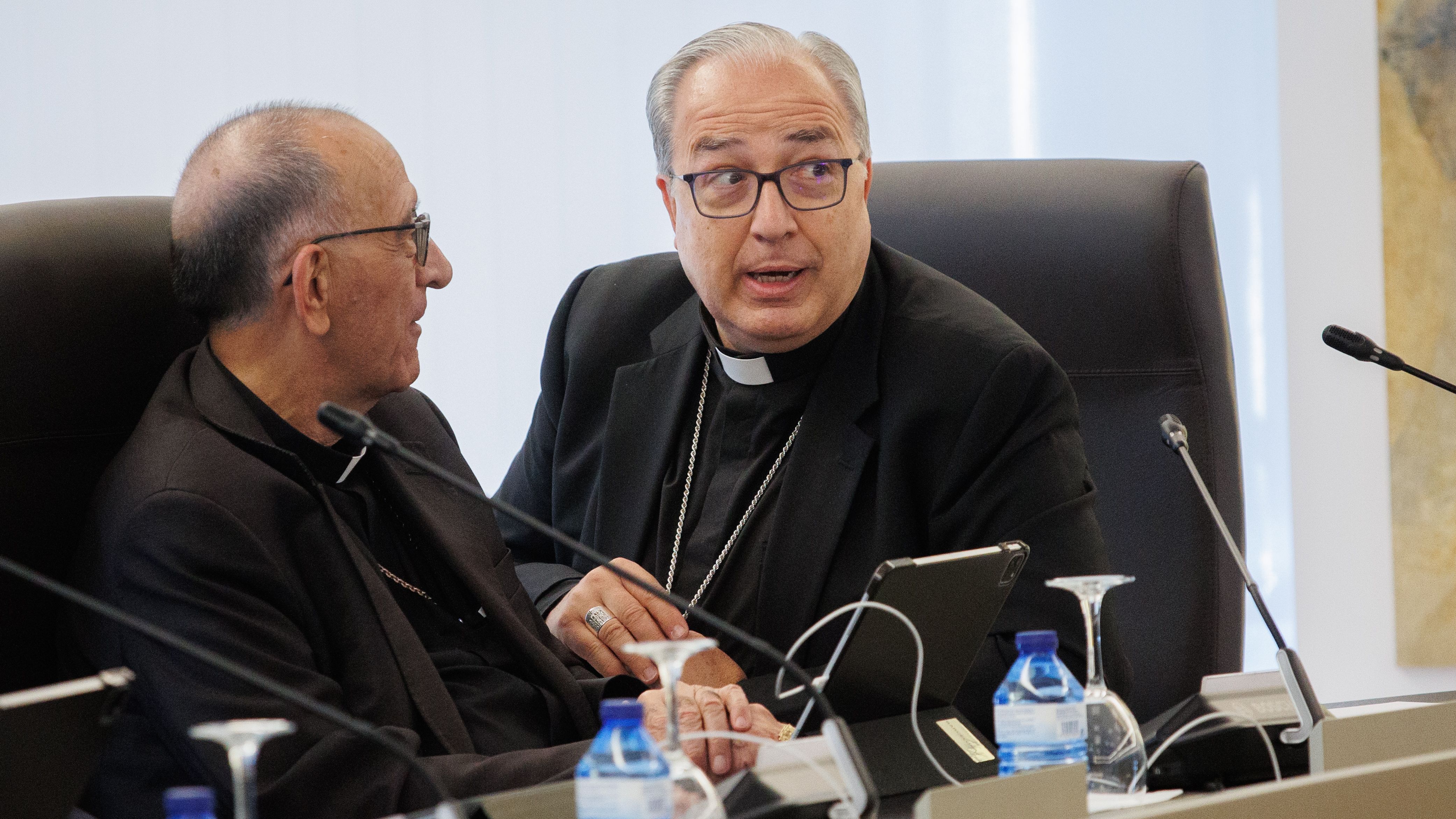 Francisco César García Magán (d), durante la 267º reunión de la Comisión Permanente de la CEE