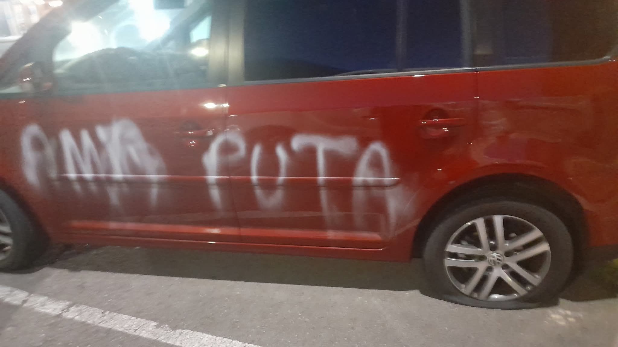 Imagen del coche de Cristina Vieites tras el acto vandálico.