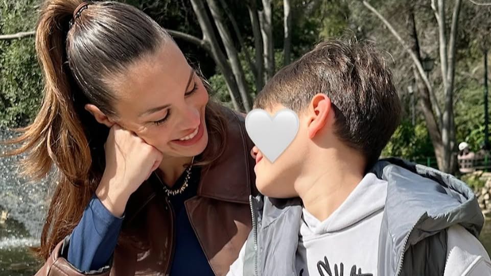 Jessica Bueno, con su hijo Jota