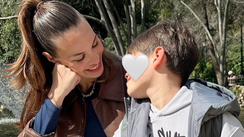 Jessica Bueno, con su hijo Jota