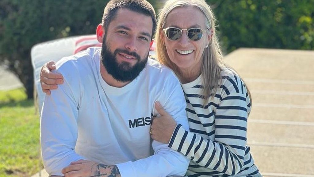 Jota Peleteiro y su madre, en una imagen de redes sociales