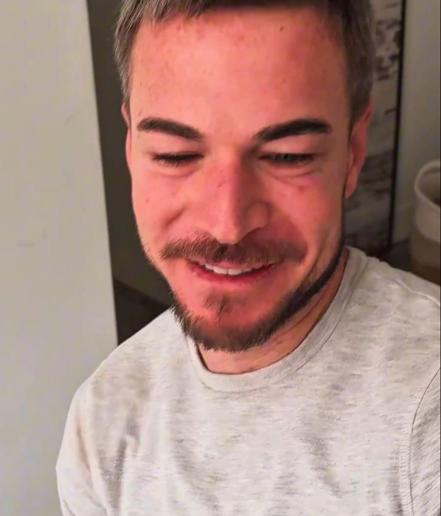 La cara de emoción de Tony Spina al ver el tatuaje que se ha hecho por él Marta Peñate