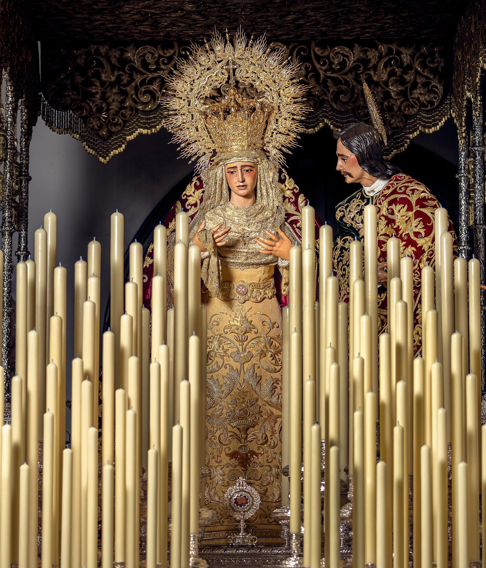 La Virgen de la Amargura y San Juan Evangelista ya en su paso de palio