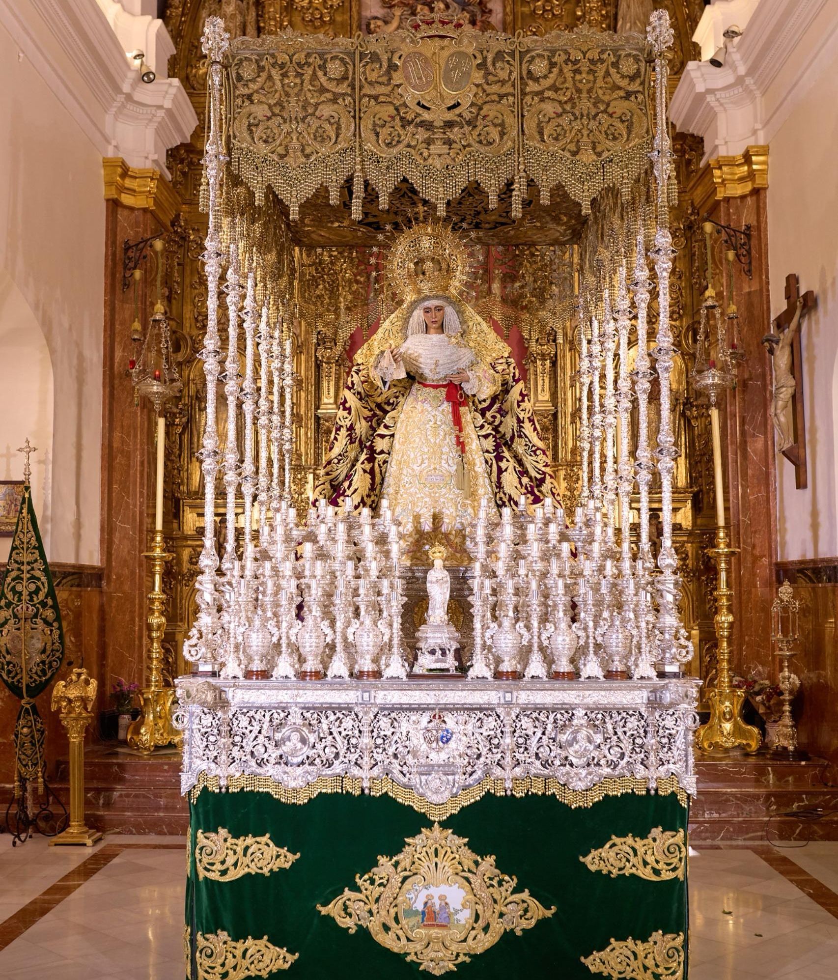 La Virgen de la Esperanza de Triana ha amanecido este viernes entronizada en su paso de palio