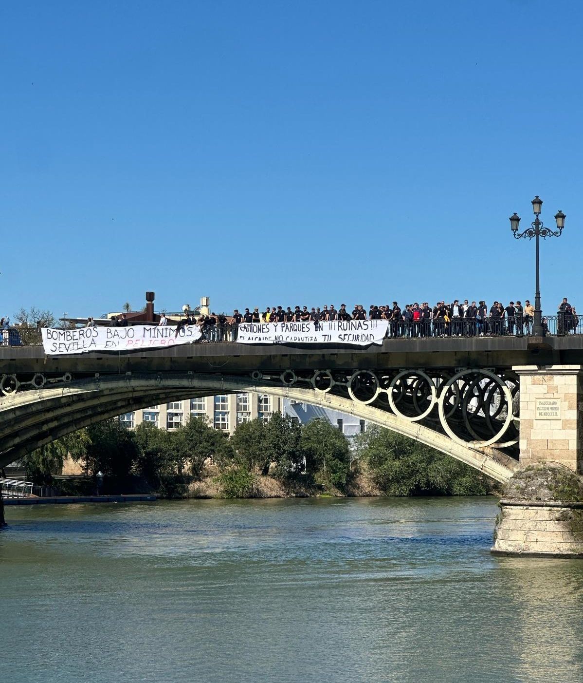 Los Bomberos de Sevilla en el puente de Triana
