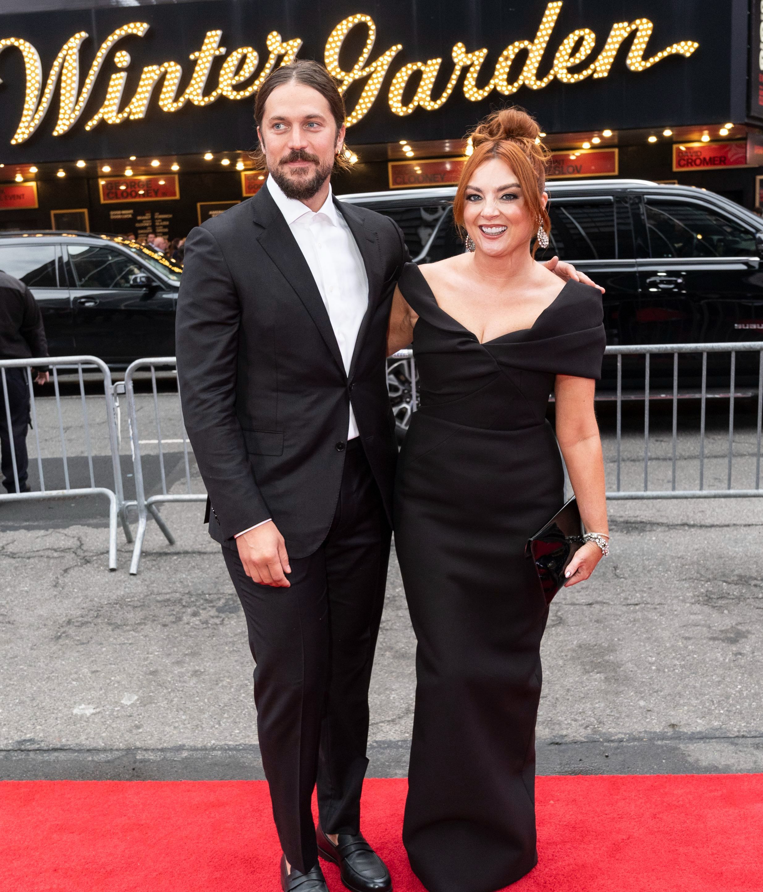 Lucas Bravo y Samantha Barry en el estreno de 'Buenas noches, y buena suerte', en Broadway