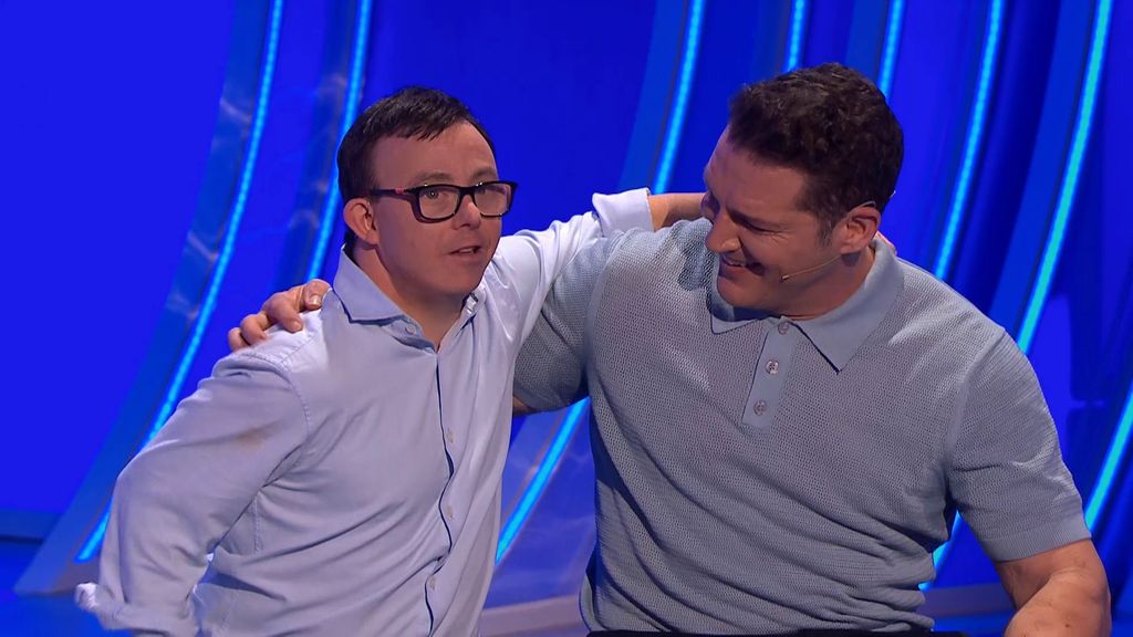 La espontánea reacción de un joven con Síndrome de Down al reencontrarse con Manu Tenorio: "¡Me gusta todo de ti!" Hay una cosa que te quiero decir Temporada 1 Top Vídeos 64