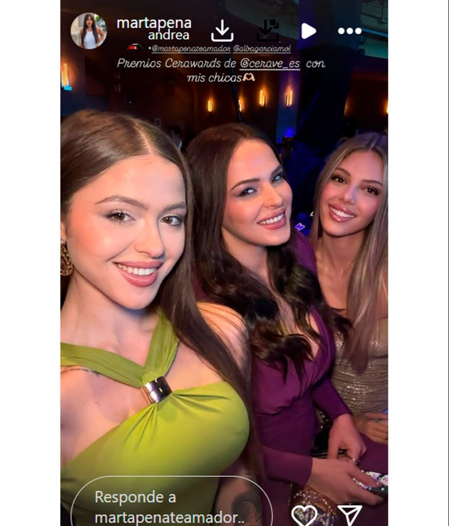 Marta Peñate, en los 'Cerawards' junto a Andrea y Alba García, de 'LIDLT'