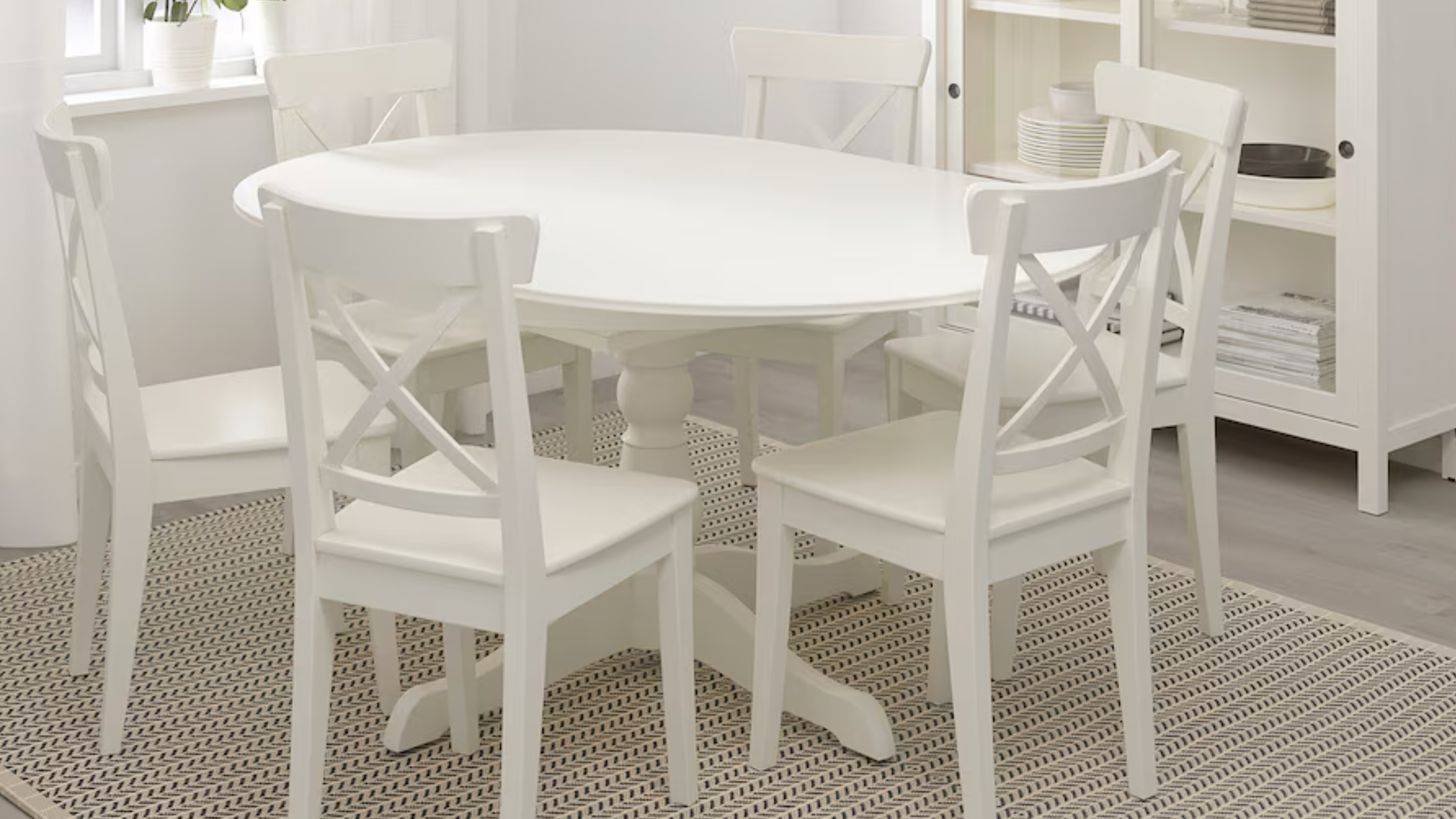Mesa Ingatorp extendida con sillas Inglof