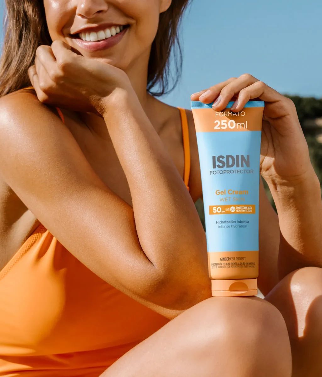 Mujer sosteniendo el fotoprotector en gel de ISDIN