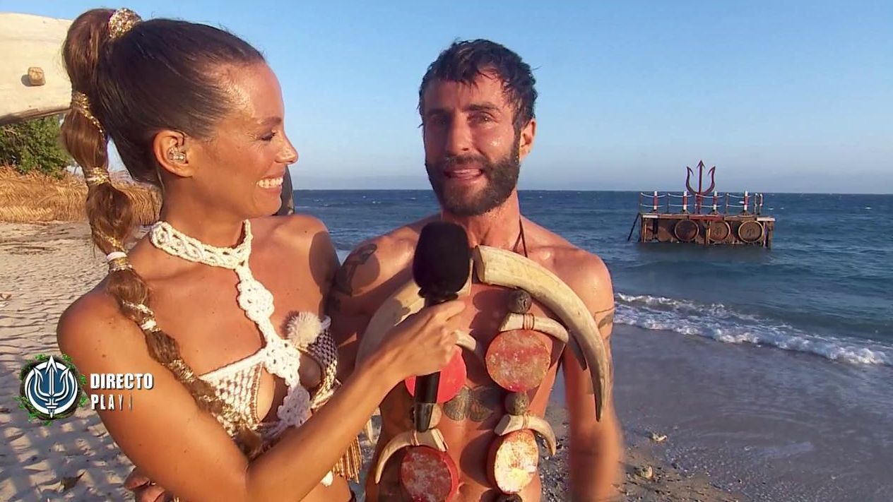 Pelayo, muy emocionado al ganar el collar de líder de 'Playa Furia'