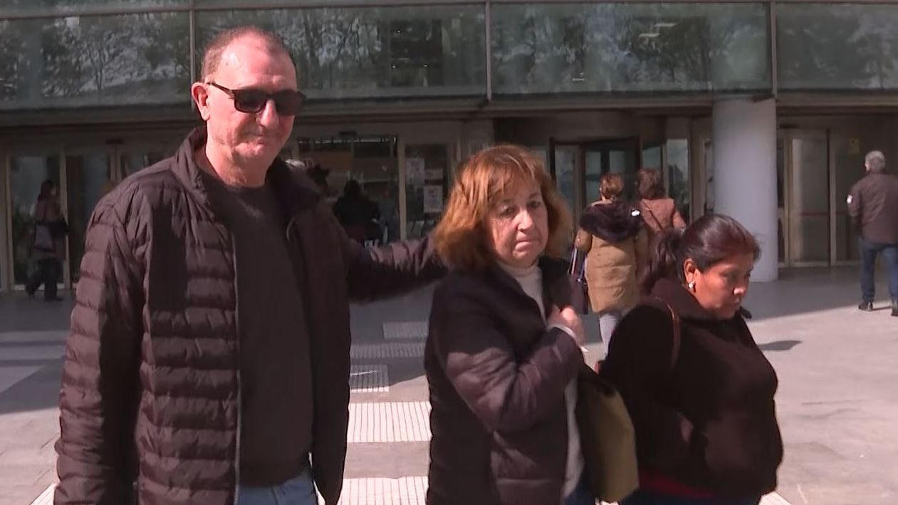 Salvador junto a su mujer y la cuidadora