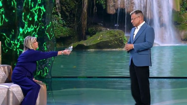 Terelu Campos sale del paso de la famosa polémica del yogurt bromeando con Jorge Javier Vázquez en pleno directo: "Yo te cierro la botella"