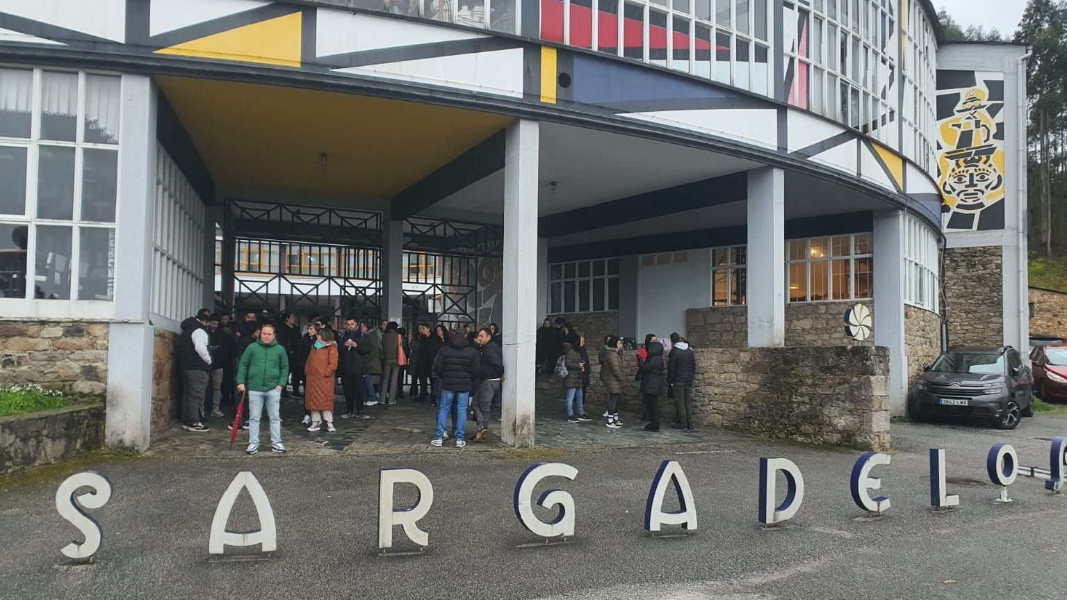 Trabajadores de Sargadelos a las puertas de la planta de Cervo.