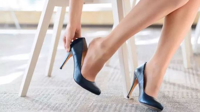 Un experto en traumatología aclara por qué no es buena idea usar tacones altos en la menopausia