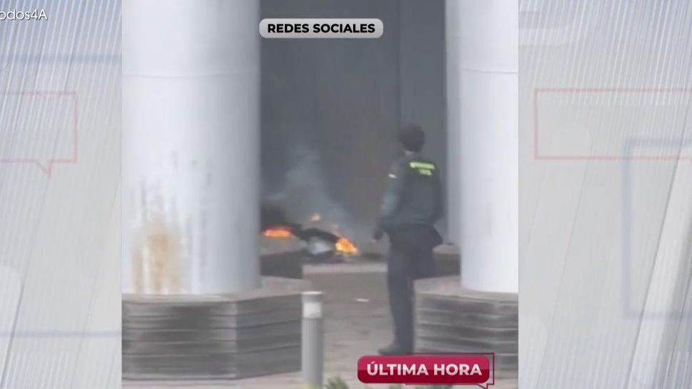 Un incendio declarado en el aeropuerto de El Prat, Barcelona, obliga a desalojar una parte de la terminal