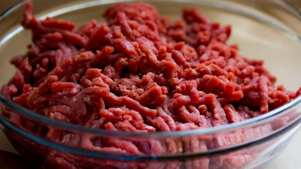 Un recipiente con carne picada