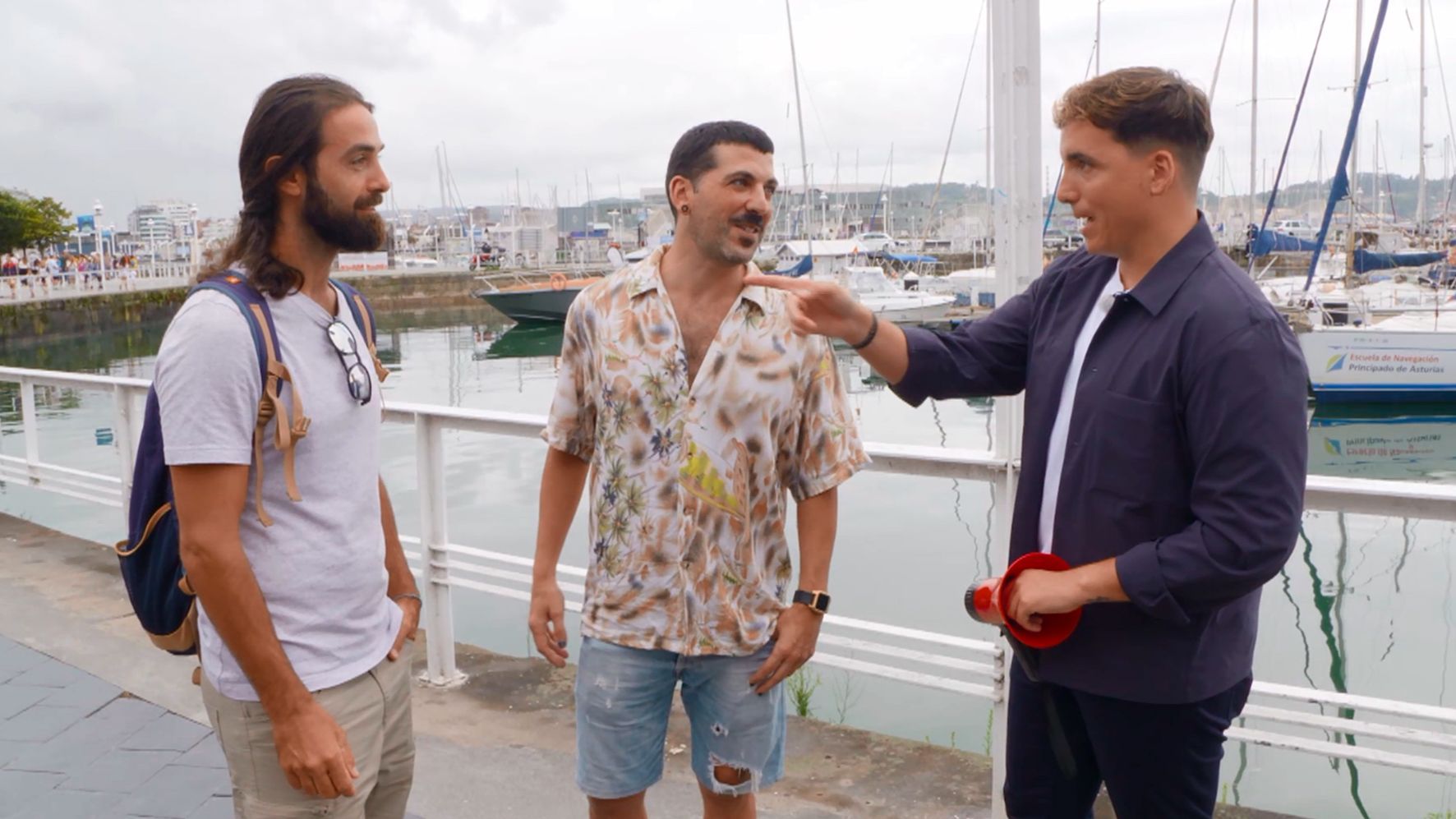 Un surfista y un joven griego con acento murciano en ‘Lo sabe, no lo sabe’