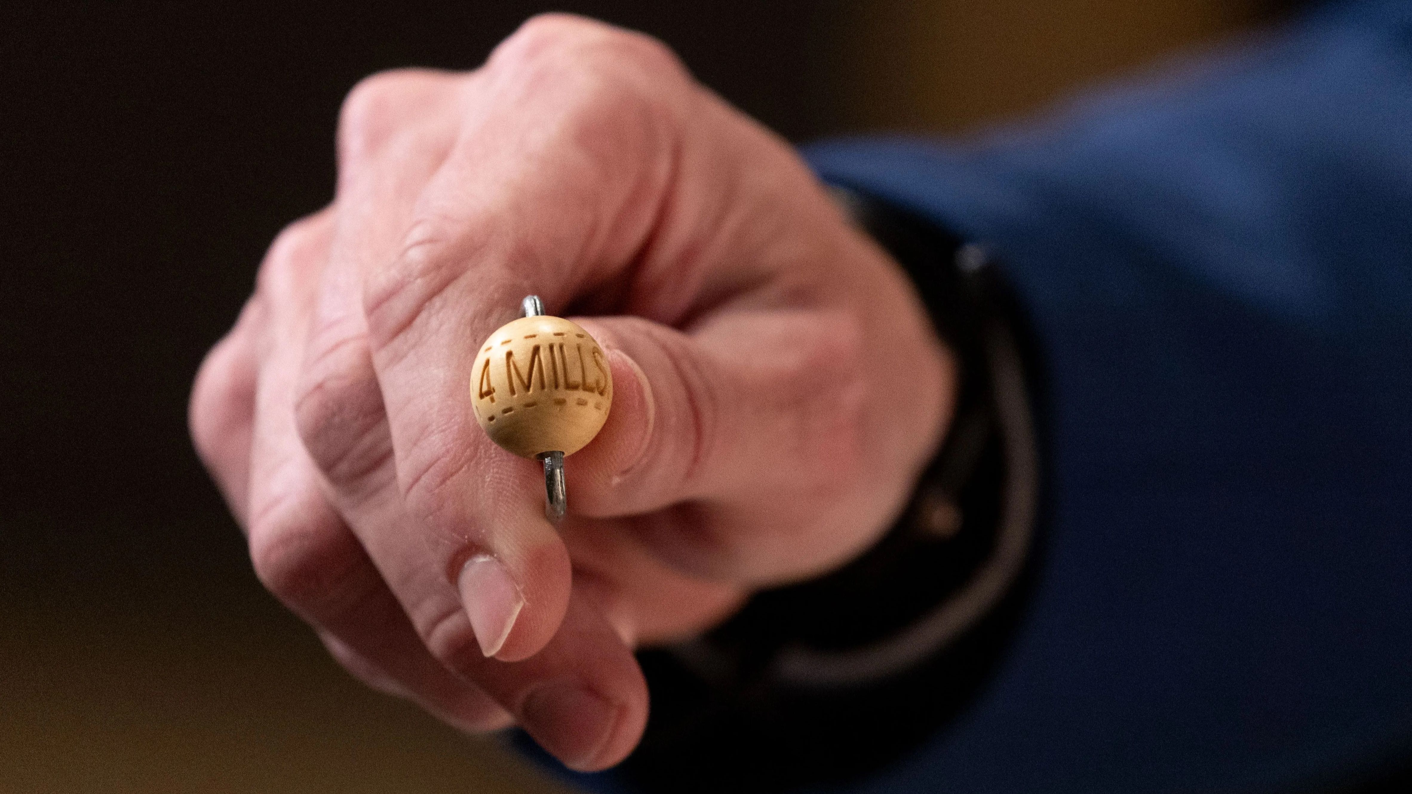 Una bola con un premio de lotería Una bola con un premio de lotería