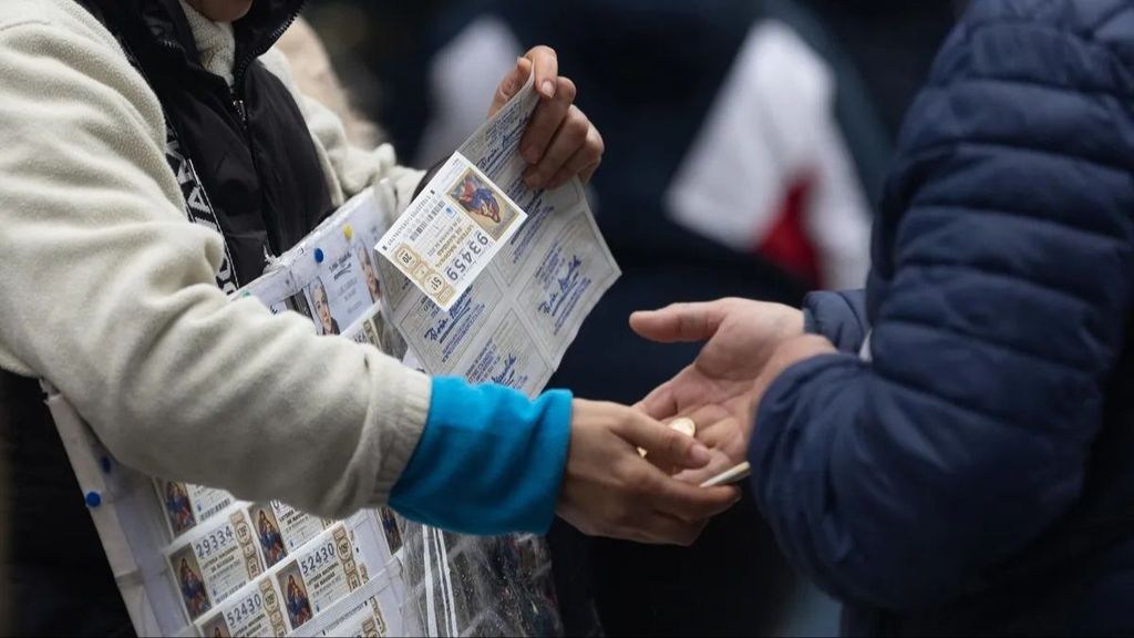 Una persona compra lotería