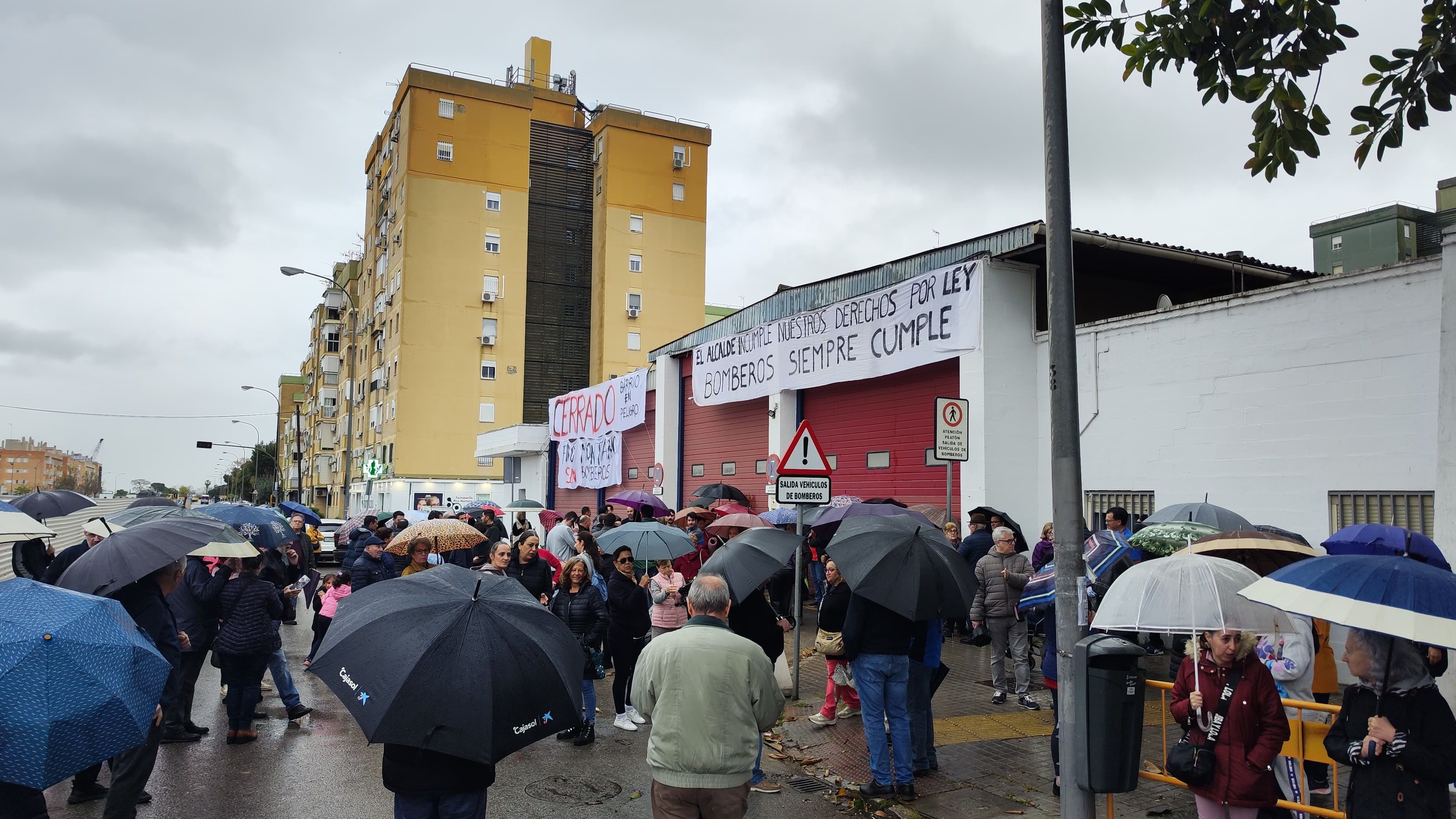 Vecinos apoyando a los bomberos en sus reivindicaciones el pasado miércoles en el barrio de Pino Montano