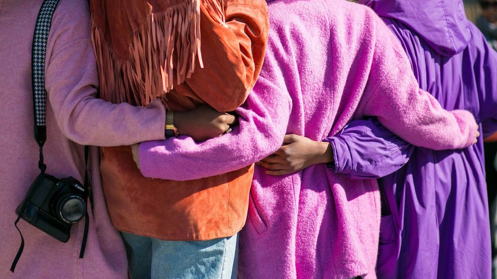 abrazo ciudades carino unsplash