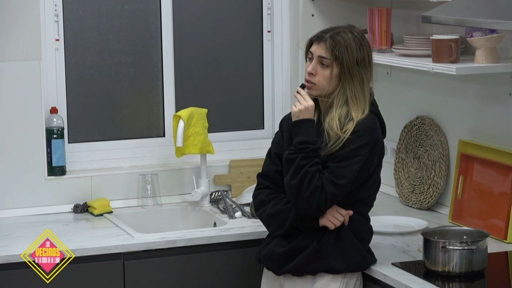 Alba narra a modo de podcast la discusión que están teniendo con Mayeli Los vecinos de la casa de al lado Temporada 2 Top Vídeos 1268