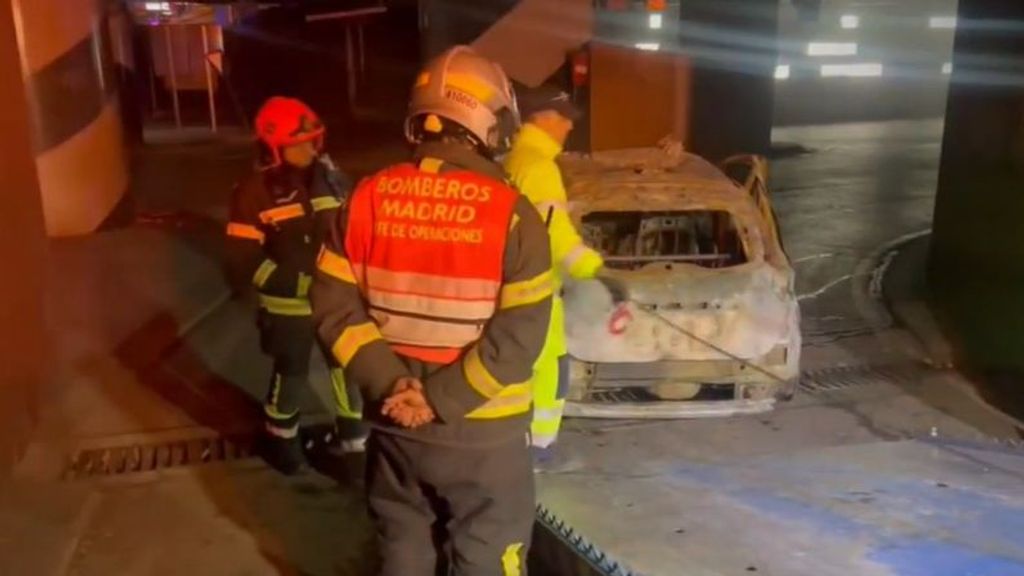 Bomberos apagando un incendio de un coche eléctrico