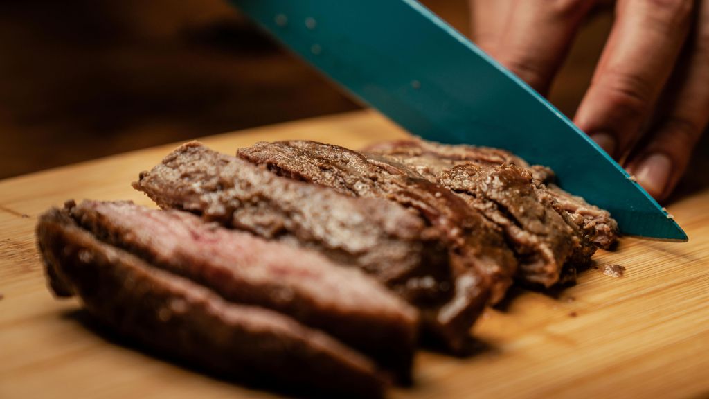 La forma de cortar la carne influye en la textura. FUENTE: Pexels