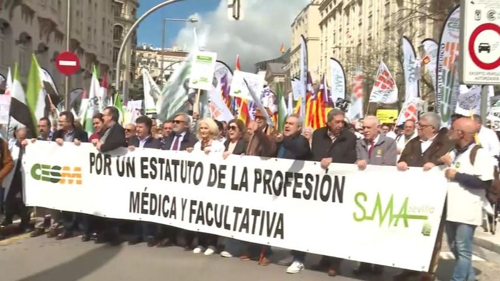 Médicos de toda España protestan en Madrid contra la reforma de su estatuto: "No somos esclavos"