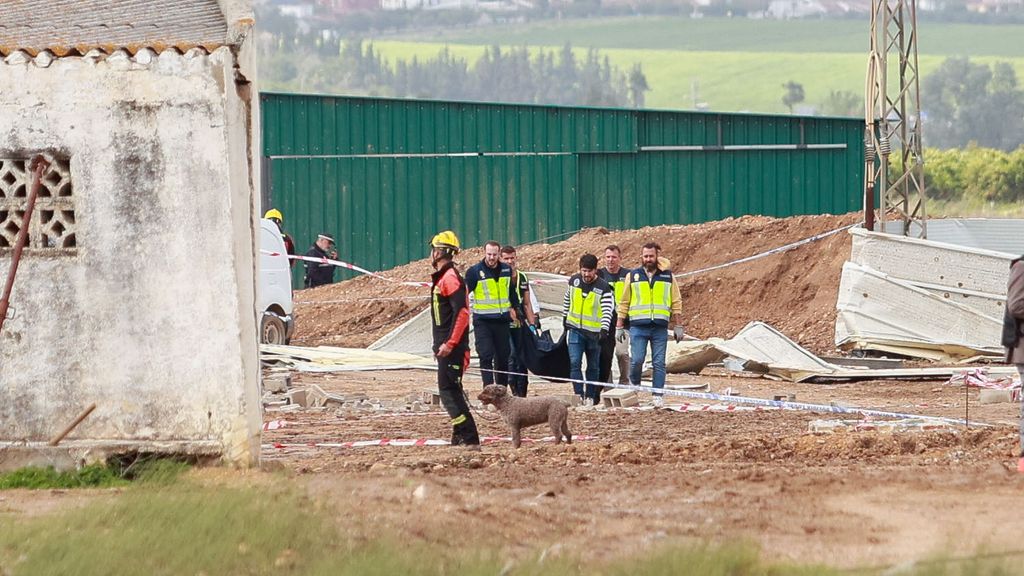 Sigue la conmoción por la muerte de tres trabajadores en el derrumbe de una nave en Coria del Río, Sevilla