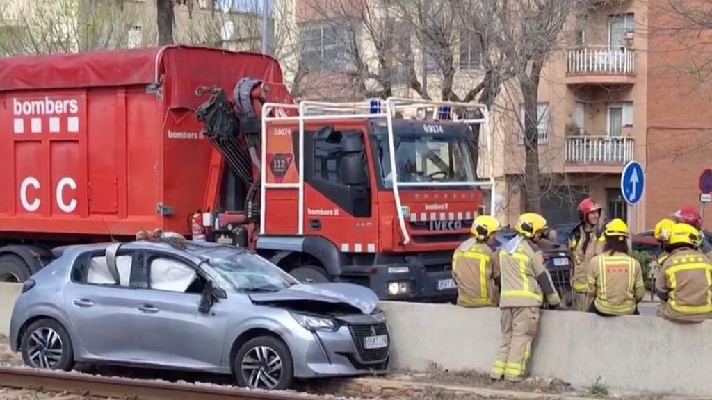 Retrasos en Rodalies tras la caída de un coche a las vías en Mataró, Barcelona