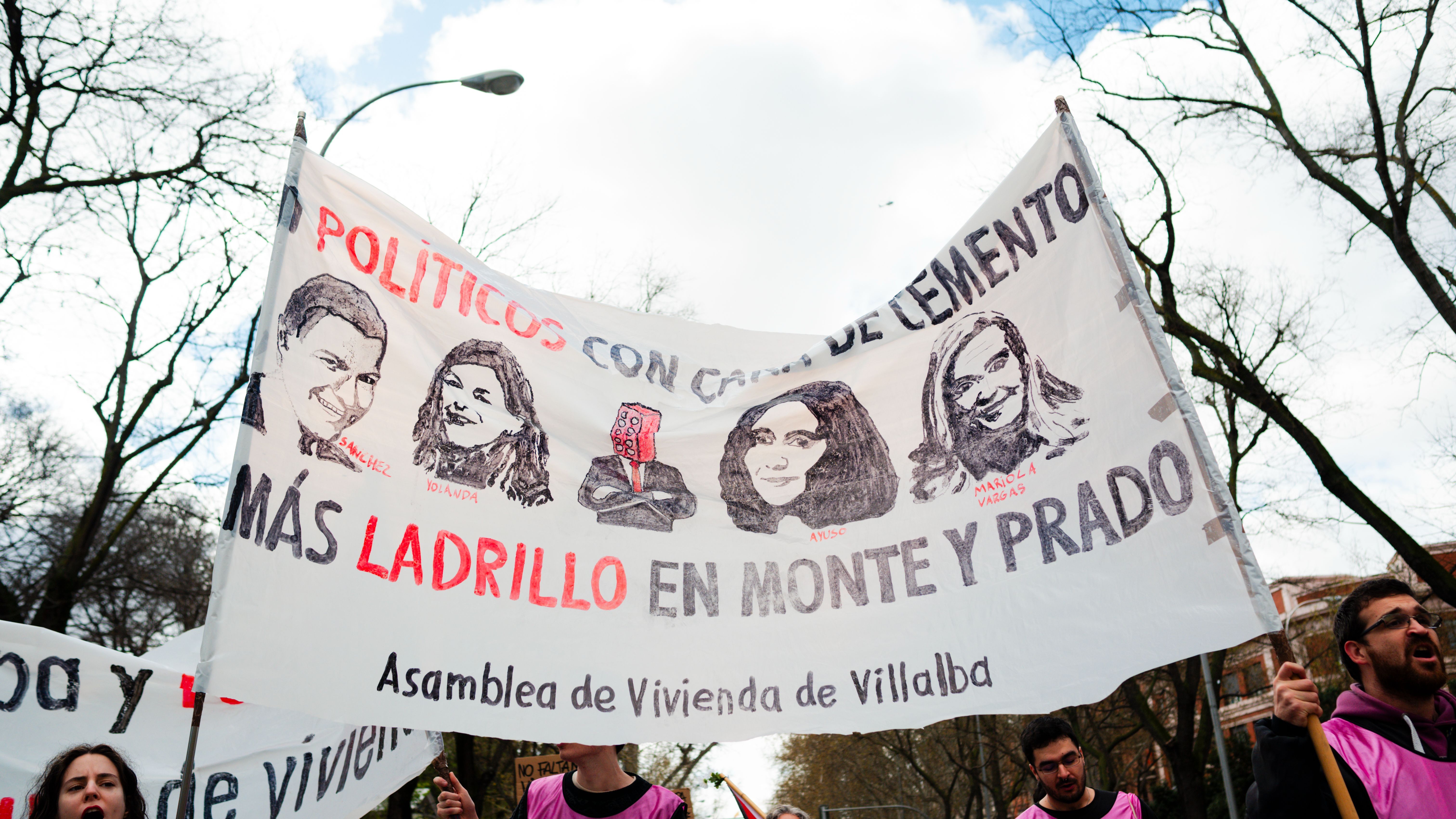 Varias personas durante una manifestación por la vivienda, desde Atocha