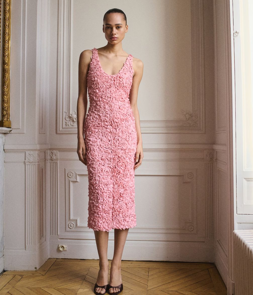 Vestido rosa pálido con flores en relieve