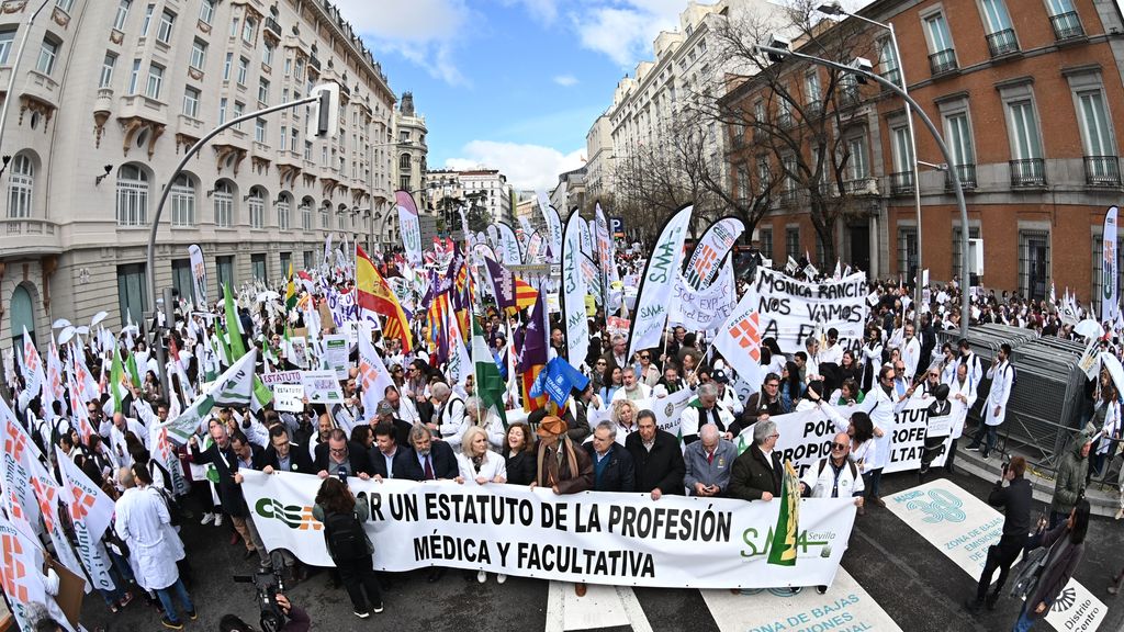Protesta de los médicos en Madrid por la reforma de su estatuto