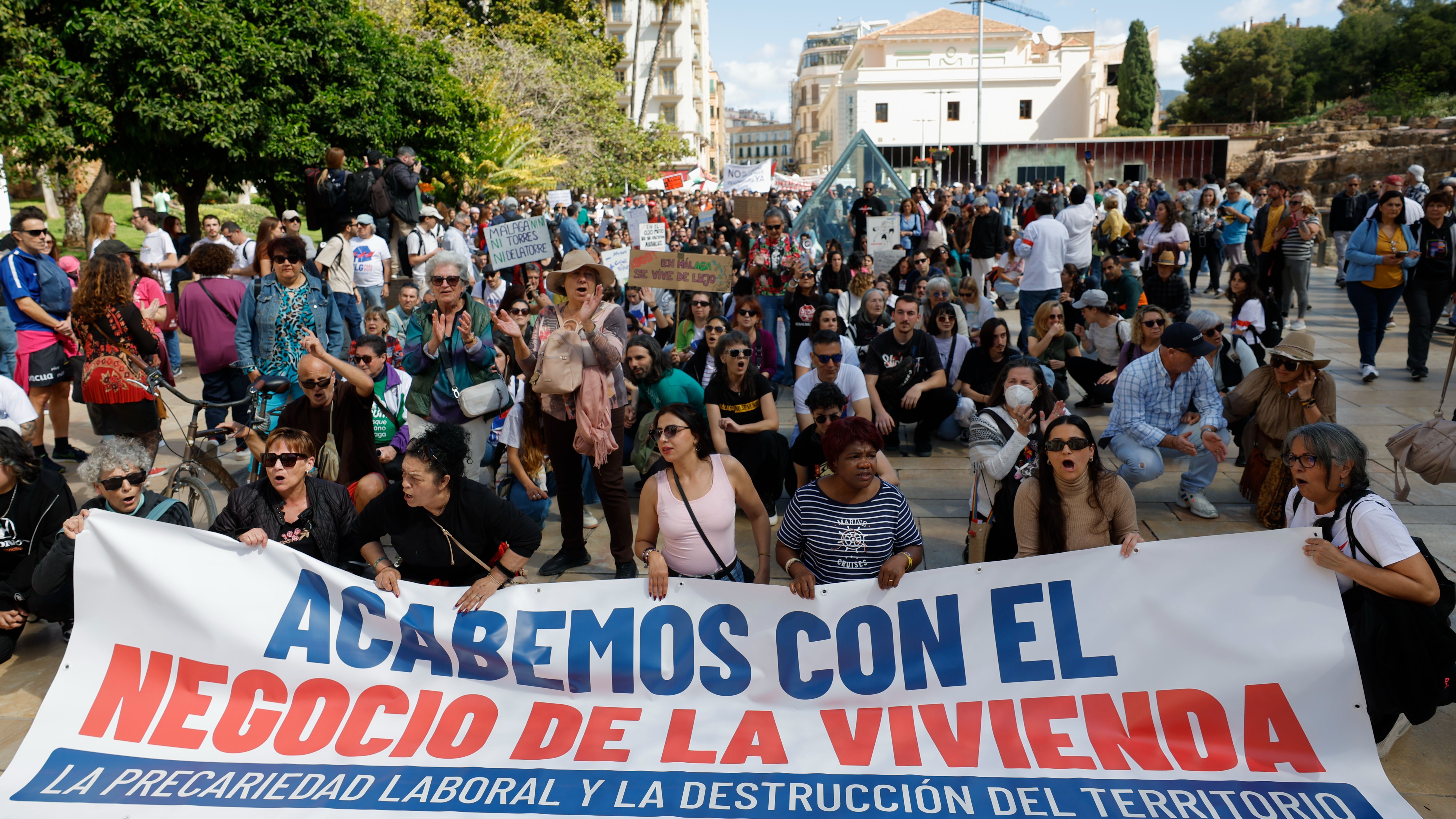Vista de la manifestación por la vivienda en la Plaza de la Merced en Málaga este sábado.