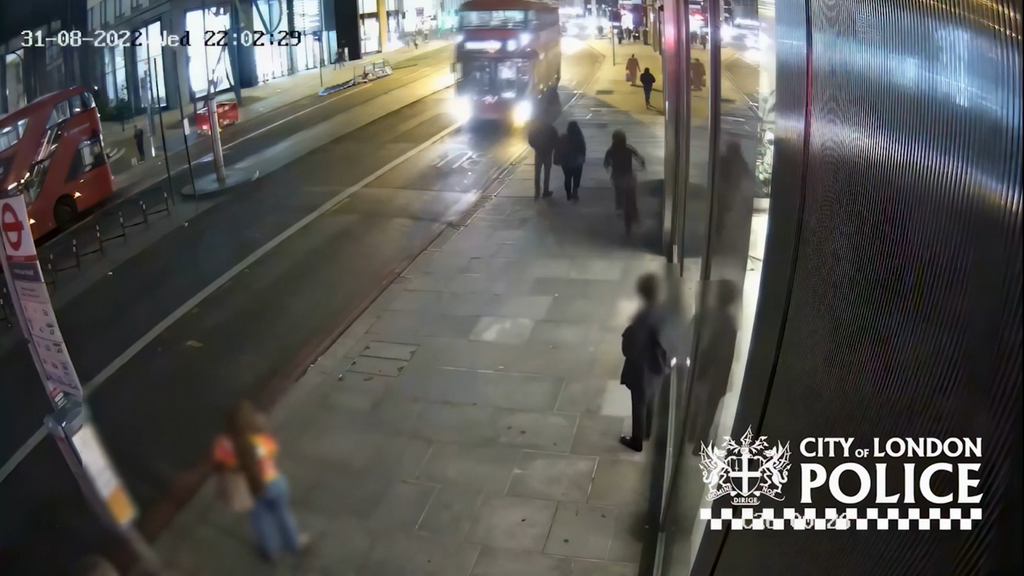 Alertan del incremento del robo de móviles en Londres: la Policía aconseja no llevarlo en la mano por la calle