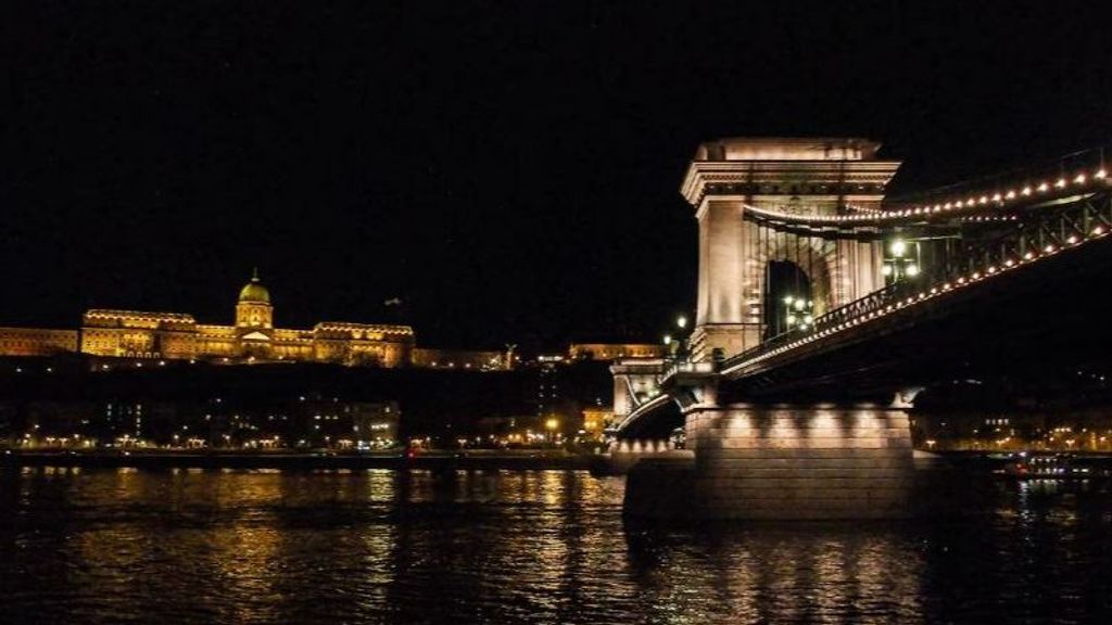 Detenidos dos españoles y dos franceses por tirar banderas del Puente de las Cadenas en Budapest