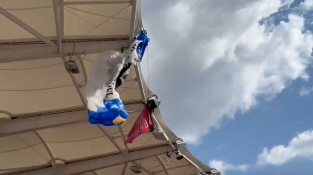 El angustioso rescate de un paracaidista: quedó colgado de un estadio francés justo antes de un partido de rugby