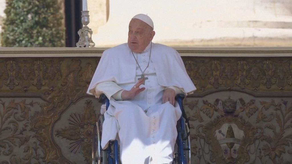 El papa Francisco reaparece en público en la Plaza de San Pedro de Roma: "Buen domingo a todos y gracias"