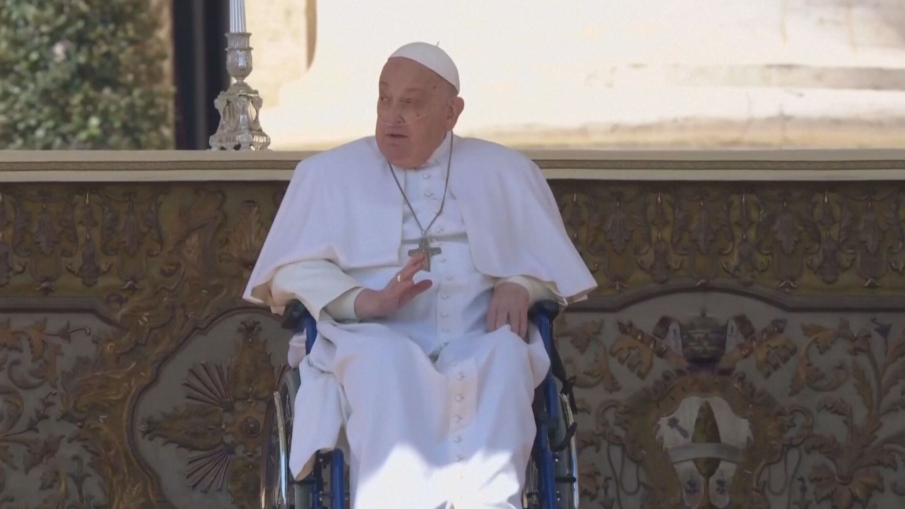 El papa Francisco reaparece en Roma e insta a no apartar de la sociedad a los enfermos: "Gracias a todos"